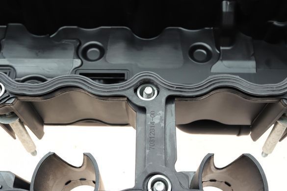 Кришка клапанів BMW 3 (E90) / 5 (E60) / 7 (F01 / F02 / F03 / F04) (N54 B30 A / B) 3.0 04-13 7011108ATT фото